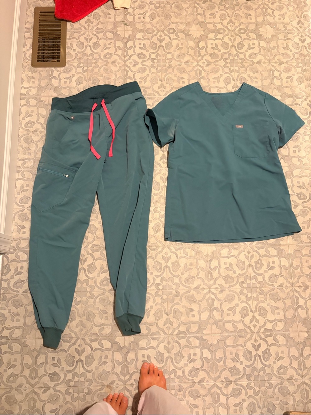Figs Green Scrub Set with Pink Drawstring - Picture 8 of 12